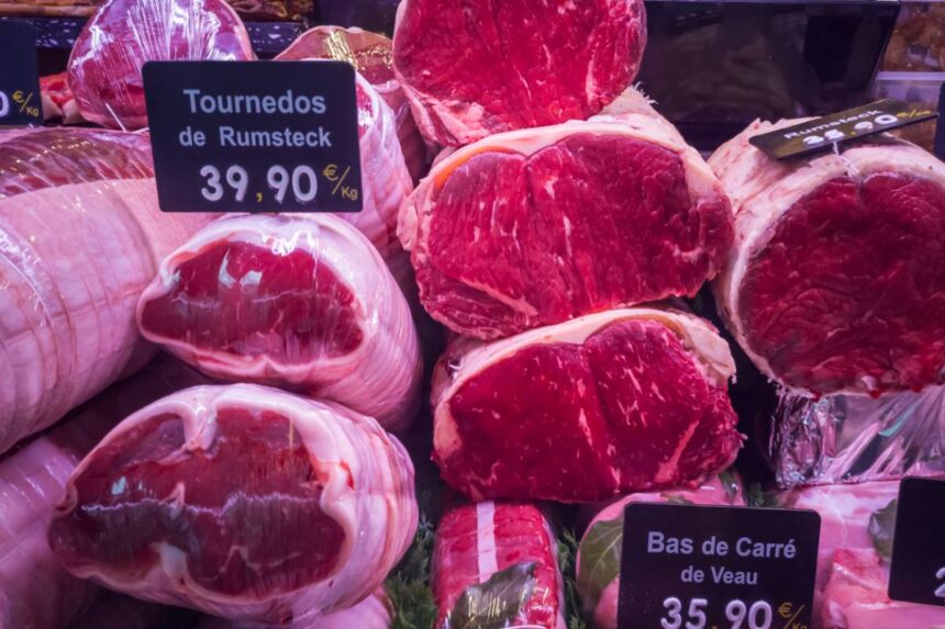 Rayon de produits alimentaires avec étiquettes de prix claires et lisibles