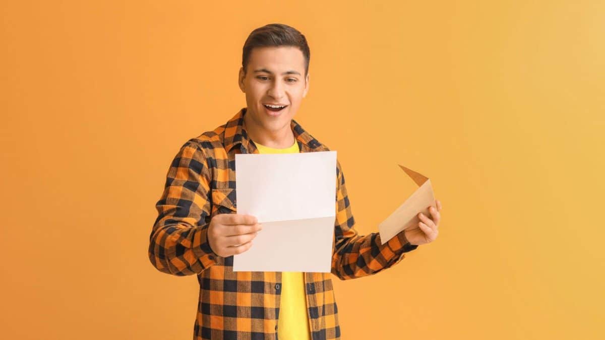 Homme lisant une lettre marketing