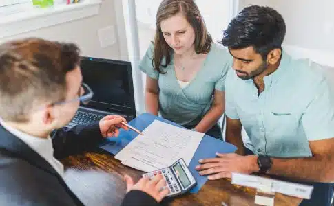 Un agent immobilier et un couple d'acheteurs