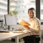 un homme au bureau