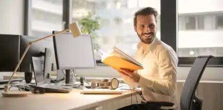 un homme au bureau