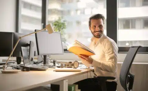 un homme au bureau