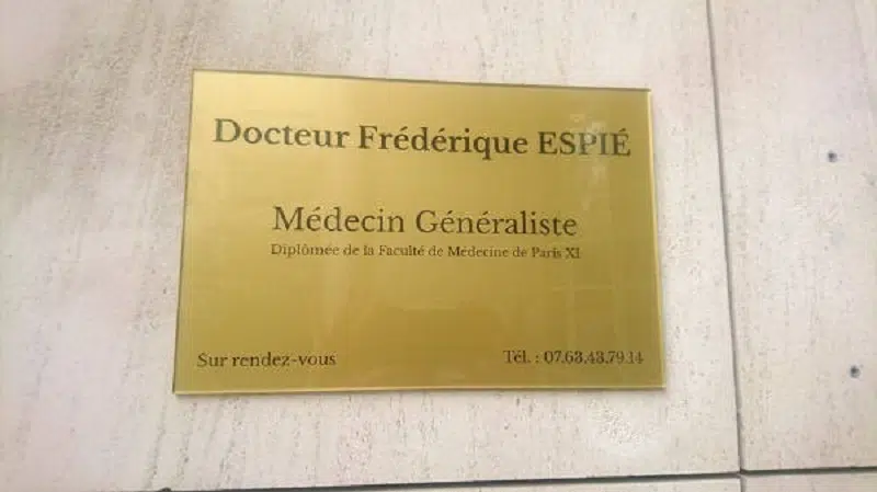 Quelle plaque professionnelle choisir