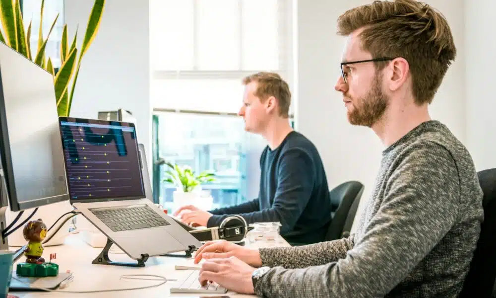 2 hommes travaillant sur leur PC