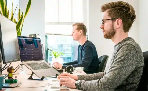 2 hommes travaillant sur leur PC