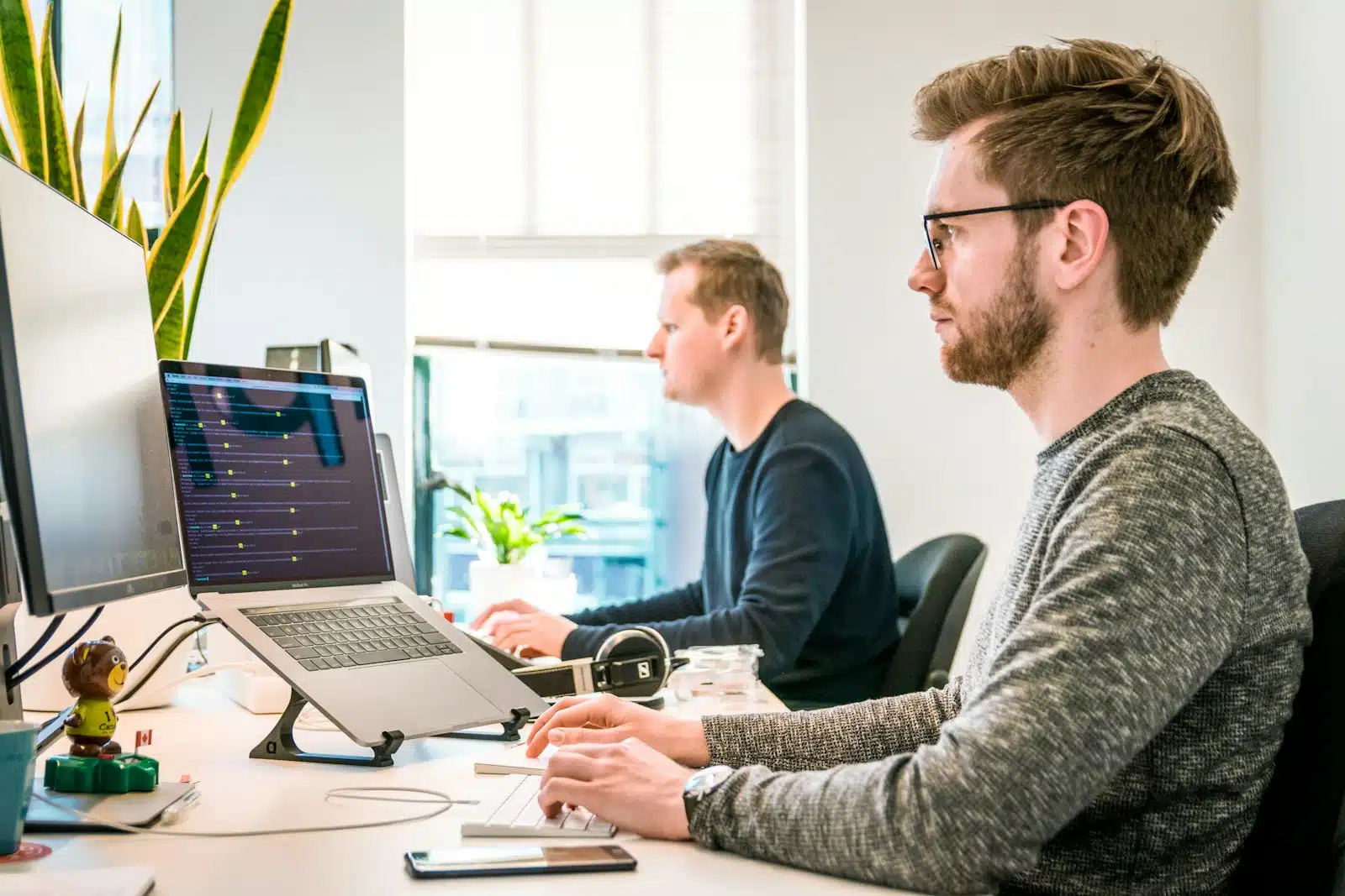 2 hommes travaillant sur leur PC