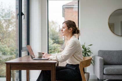 Jeune femme professionnelle dans un appartement moderne