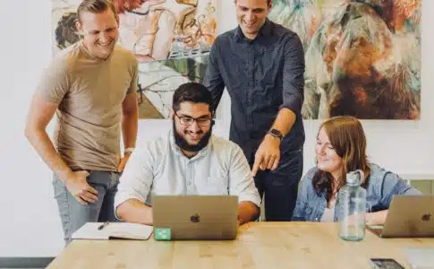 un patron et ses employés