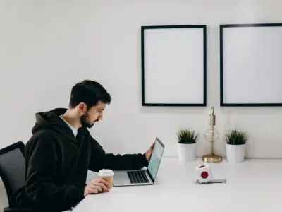 un homme dans son bureau au travail