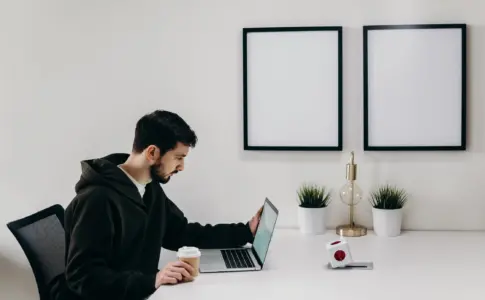 un homme dans son bureau au travail