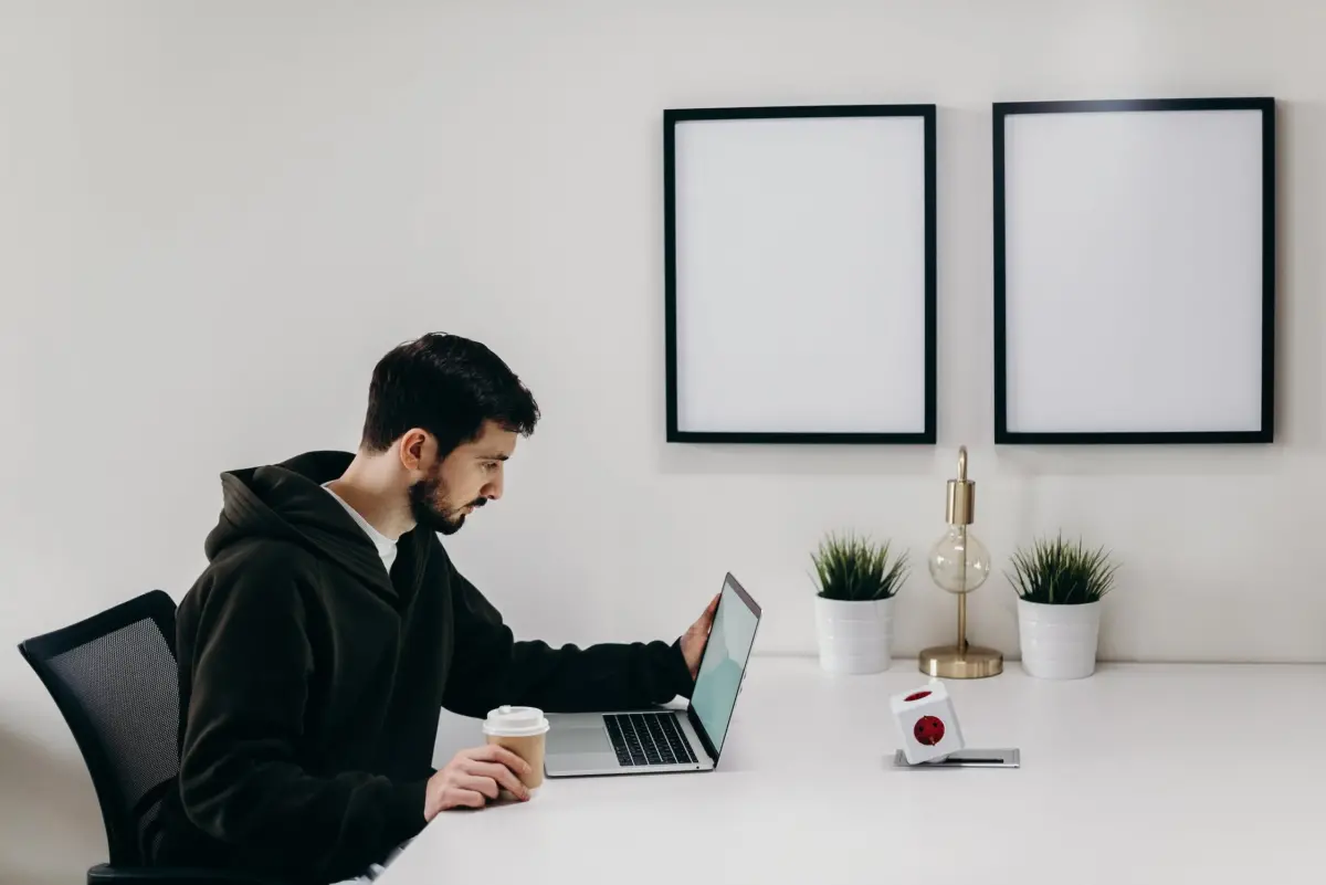 un homme dans son bureau au travail