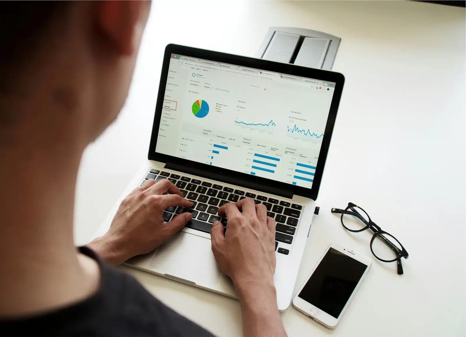 une personne faisant des analyses de données sur son PC